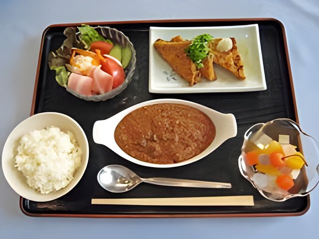 栄養バランスの整った食事 食事例 栄養管理された美味しそうな食事が準備されており、食欲をそそる彩りです。健康を支える食事の提供に努めています。