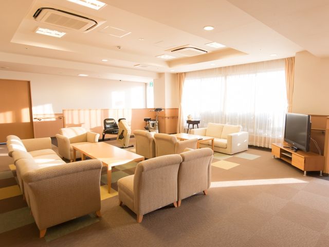 共有リビング空間 共有スペース 日差しの優しい快適なラウンジです。ゆったりとしたソファで、入居者の交流が見られます。