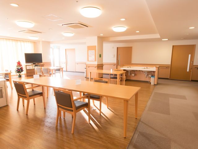 ヘルスケアセンター食堂 食堂 広々とした明るい食堂は木のテーブルや椅子が優しい雰囲気を醸し出しており、働く方々にとっても居心地の良い空間となっています。