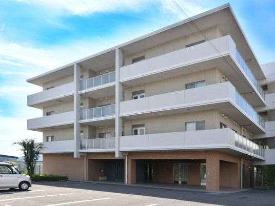 外観と駐車場  
