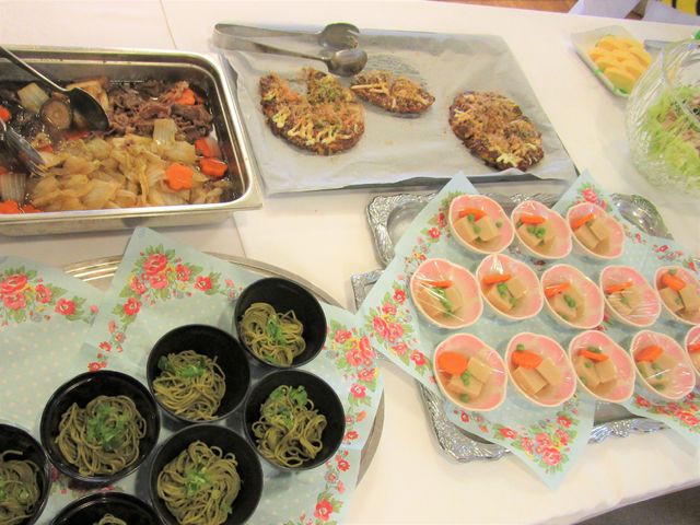 色とりどりの料理 夏祭り 手作り感溢れる暖かい食事が並んでおり、栄養バランスを考えた献立が用意されています。