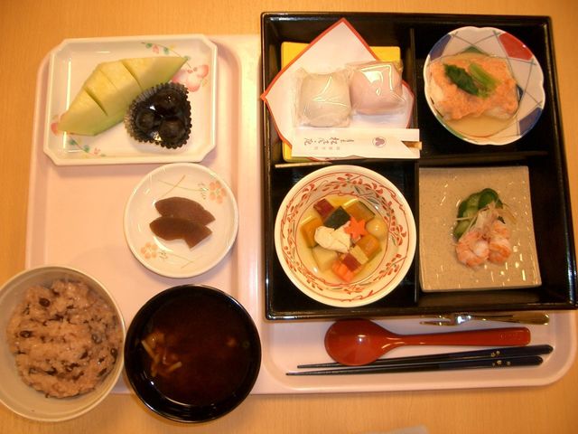 彩り豊かな和食定食 松花堂弁当 栄養バランスを考えた和風の食事です。見た目にも彩り豊かで、毎日の健康を支える美味しい一皿です。