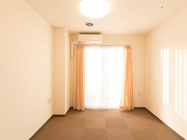 明るい居室の一角 居室 ゆとりある空間の居室です。穏やかな光が射し込むこちらの空間で、リラックスした時を過ごせます。
