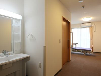 明るい居室の一角
