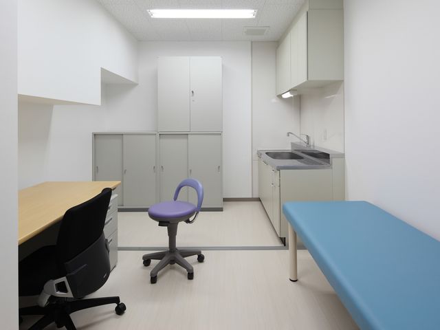 機能的な洋室イメージ 健康管理室 きれいに整えられた居室です。デスクや収納が豊富で、快適な環境が整っております。