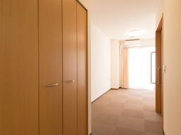 明るい居室の一角