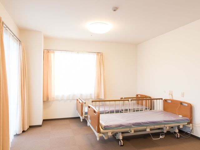 明るい個室の居室 居室 ゆとりある空間の個室です。窓からの光が心地よく、居心地の良い環境を提供します。