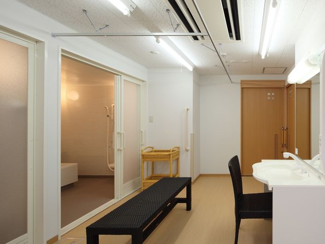 明るい浴室と洗面台 個別浴室 広々とした清潔感あふれる浴室が備わっており、安全に配慮された洗面スペースも完備しています。