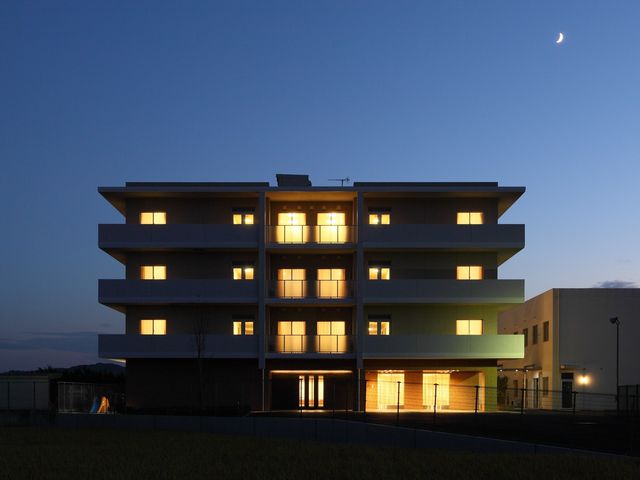 夕暮れ時の建物外観 外観 夕闇に包まれた静かな環境に佇む建物は、落ち着きと安らぎを提供しています。窓から漏れる温かな光が訪れる人々を優しく迎え入れています。