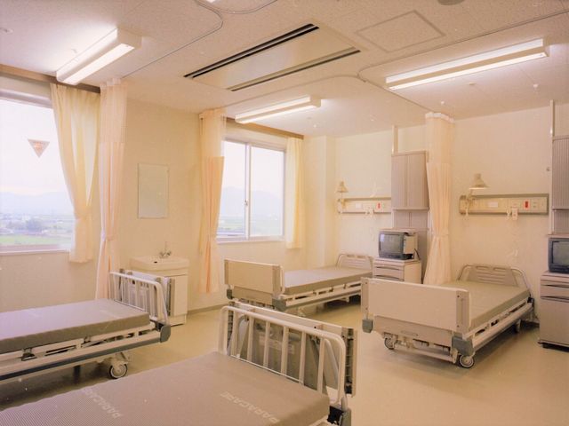 明るい居室 大部屋 清潔感のある居室は、窓からの自然光で明るく、ゆったりとした時間を過ごせる造りになっています。