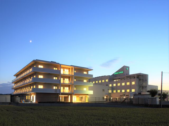 夕暮れ時の居室外観 夜間 夕刻の優しい光に包まれた建物は、広々として穏やかな雰囲気を醸し出しています。静かな環境での仕事をお探しの方には最適です。
