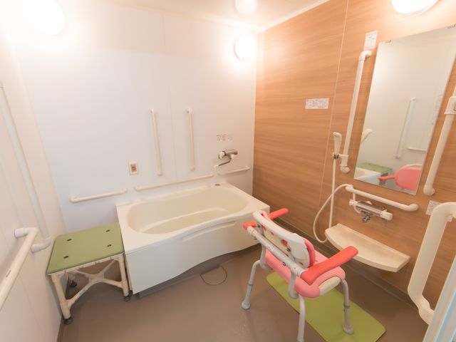 バリアフリーの浴室設備 浴室 安全を考えた手すり付き浴室で、ご利用者様の快適な入浴をサポートします。利便性と安心を提供する環境が整っています。