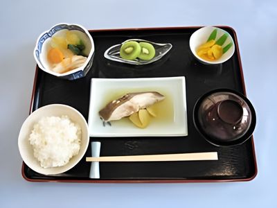 和食の献立が並ぶ食事