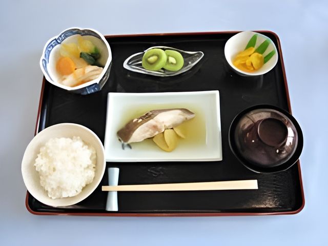 和食の献立が並ぶ食事 食事例 栄養バランスを考えた和食の献立です。利用者の健康を支える美味しい食事を私たちと一緒に提供しませんか。
