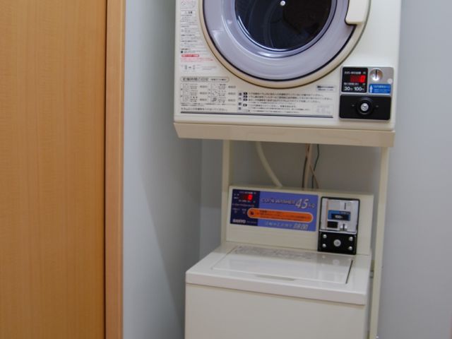 設備整ったランドリーコーナー コインランドリー セルフで快適にお使いいただける洗濯設備が整っており、清潔な衣類の管理をサポートします。
