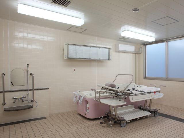 清潔な浴室設備 特別浴室 行き届いた清掃がされた快適な浴室で、入浴介助もスムーズに行える環境を提供しています。