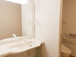 清潔感ある洗面台とトイレ