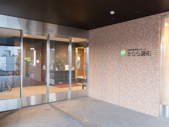 エントランスの自動ドア 玄関 清潔感のあるエントランスはバリアフリー設計で、どなたでも気軽に足を運べるよう配慮されています。