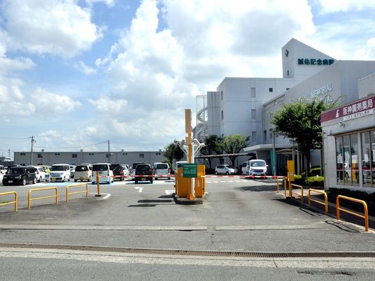 病院前の駐車場外観  