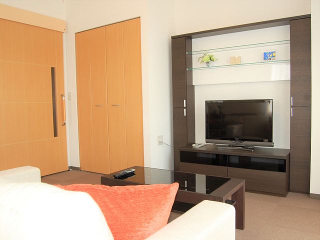 居心地の良い居室 Cタイプ居室（モデルハウス） ゆったりとしたソファ、薄型テレビが備わる居室です。個々のくつろぎ空間を大切にした設計になっています。