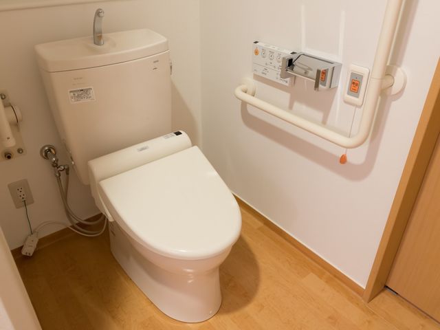 バリアフリートイレの様子 トイレ 手すり完備の清潔なトイレです。利用者の安全と快適性を考慮した設計となっており、働く環境としても理想的です。