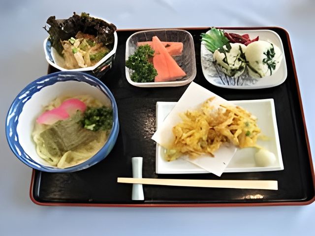 和風の健康的な食事セット 食事例 栄養バランスを考えた彩り豊かな和食が提供され、毎食の時間を楽しみながら健康を維持できます。