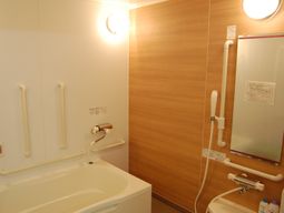 明るいバリアフリー浴室