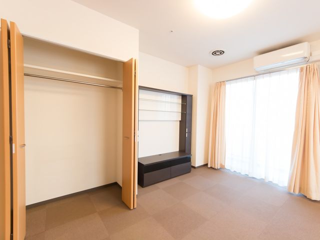 明るい空間の居室 居室 ゆとりを感じる洗練された居室です。大きな窓からの自然光が、心地よい日常を約束します。