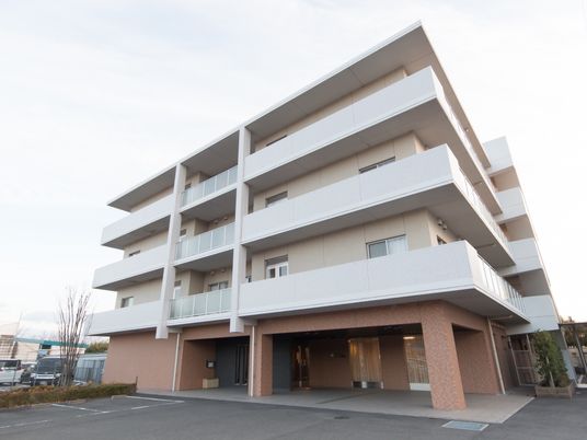 白い建物の外観