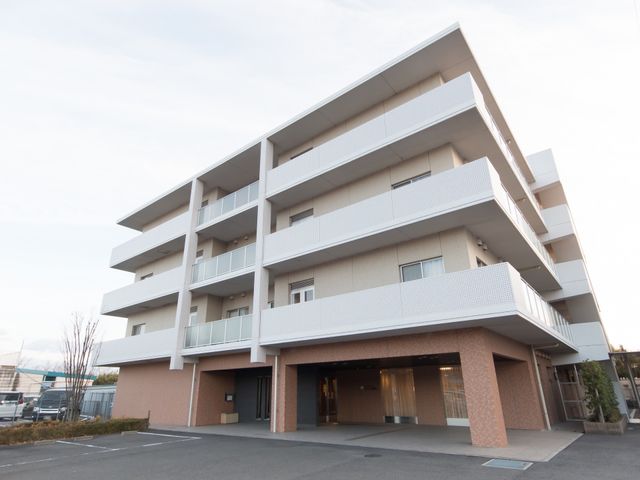 白い建物の外観 外観 すっきりとしたデザインの外観は、明るく温かみのある雰囲気を演出しています。快適な職場環境を求める方にお勧めです。