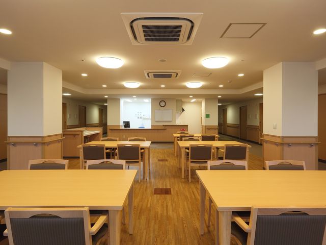 清潔感のあるダイニング空間 食堂 清潔で広々とした食事の場は、ゆったりとした時間を提供します。利用者の交流も活発になる設計です。