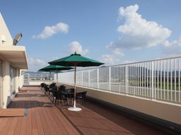 屋外テラスの椅子と傘