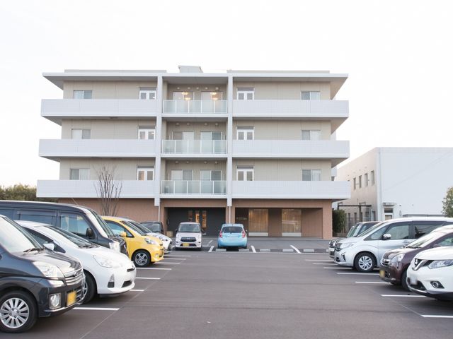 清潔感のあるモダンな外観 外観 ゆったりとした駐車スペースを確保し、洗練されたデザインが印象的な建物です。利便性と快適性を追求した環境でのお仕事をお考えの方に最適です。