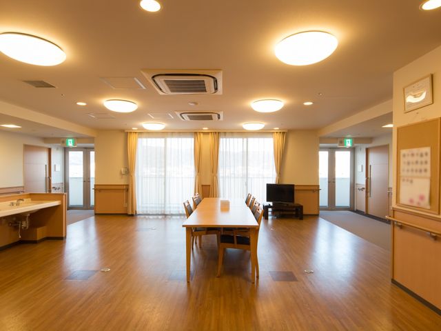 多機能共用スペースの様子 食堂 明るく広々としたこのスペースは、食事や様々な活動で利用され、快適な日々を過ごすための場となっています。