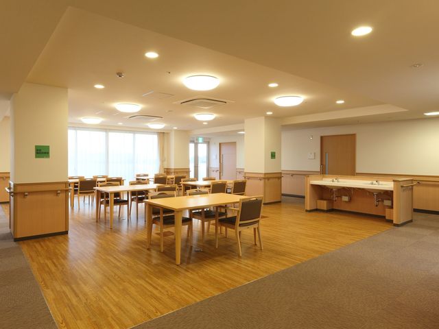 広々とした快適食堂 各階食堂 ゆったりとした食堂は、明るい採光と広いスペースを備え、心地よい食事の時間を過ごせるようになっています。