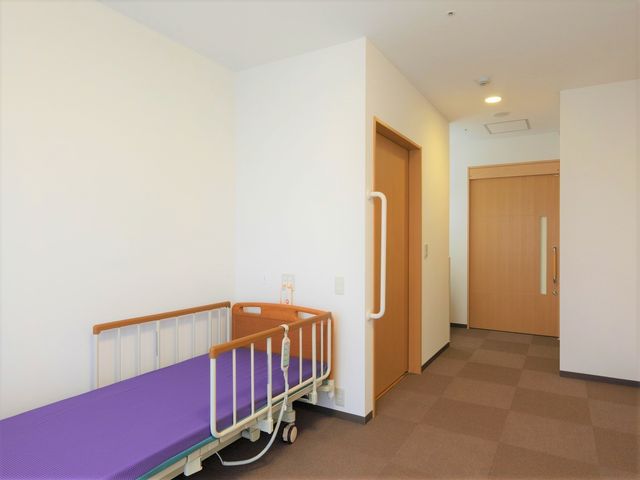 シンプルな個室の居室 Aタイプ居室 広々として清潔感のある個室です。手すりが整ったベッド周りは安全に考慮されております。