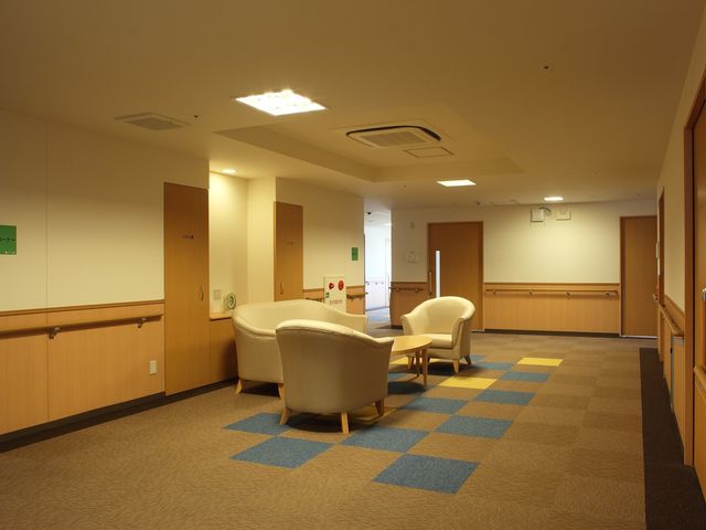 ゆったり椅子が並ぶ休憩室 2・3階談話コーナー 落ち着いた色合いの休憩室では、心地よい椅子が皆様をお待ちしています。ゆっくりと休息をとりながら、コミュニケーションも楽しめます。