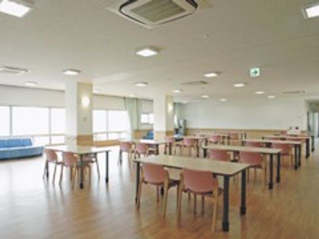 自然光あふれる食堂 食堂 広々とした空間に自然光が差し込む明るい食堂です。リラックスしながら食事を楽しめます。