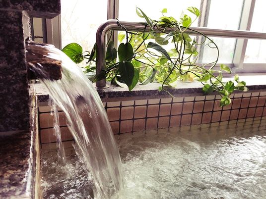 水が流れる浴槽  