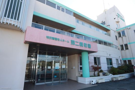 明るい建物の外観