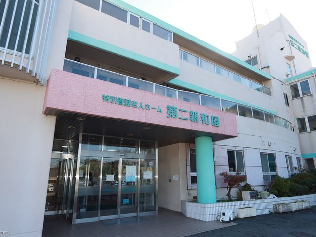 明るい建物の外観 外観 広々とした入口が特徴の建物です。清潔感のある佇まいが魅力です。