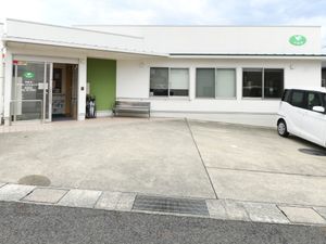 明るい施設の外観  