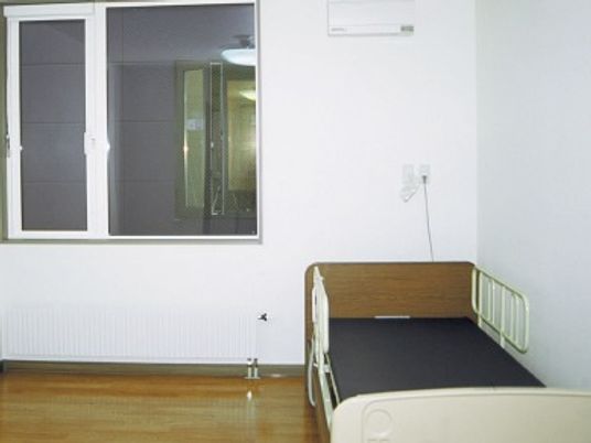 明るい居室のベッド