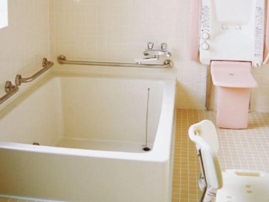 バリアフリー設計の浴室