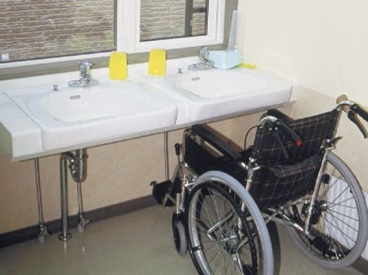 手洗い場と車椅子