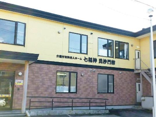 黄色い建物の明るい外観