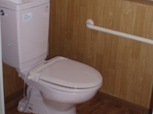 バリアフリートイレ トイレ 安全に配慮した手すり付きのトイレです。日々の生活に便利な工夫がされています。