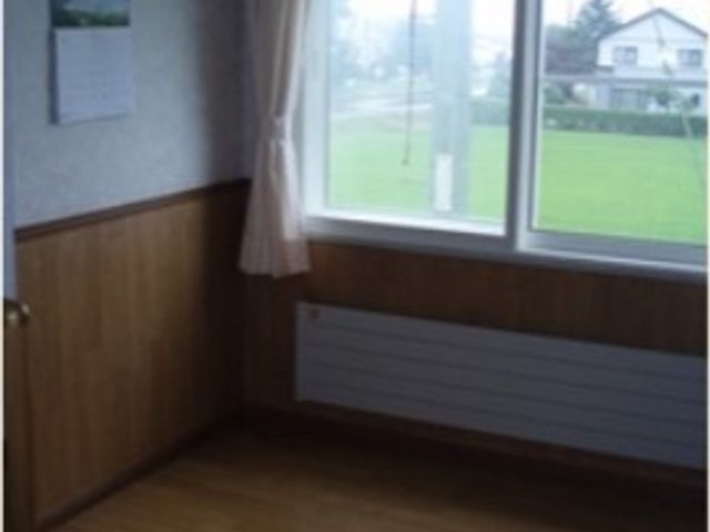 明るい床の居室 居室 ゆったりとした居室には大きな窓があり、自然光がたっぷりと差し込んで心地よい空間を提供しています。