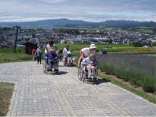 車椅子の方々の散歩道 散歩 広々とした中庭では、ご利用者が心地よい風を感じながら散歩が楽しめるようです。新緑や季節の花を眺めながら、リラックスした時間をお過ごしいただけます。