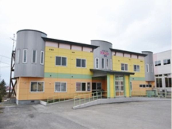 カラフルな外観の建物